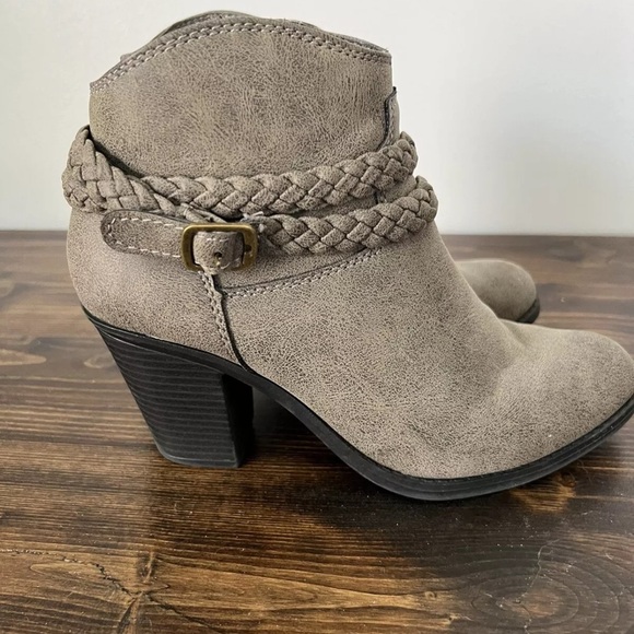 No Parking size 7.5 gray heeled boots - Picture 3 of 7